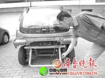 電動(dòng)車電瓶放置處。本報(bào)記者顧松攝