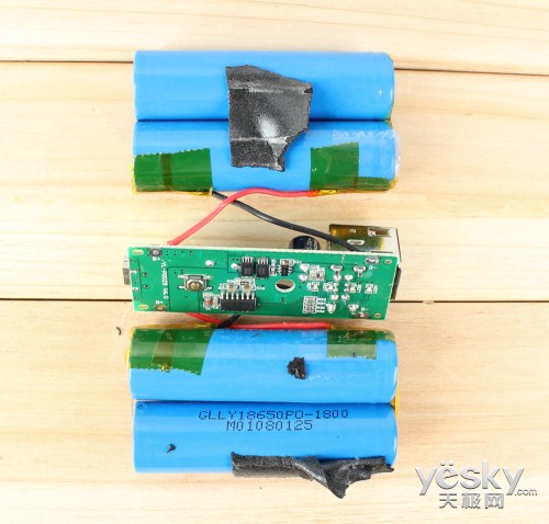 12000mAh移動(dòng)電源的電芯容量1800mAh，共4節(jié)。實(shí)際總?cè)萘?200mAh，虛標(biāo)4800mAh。
