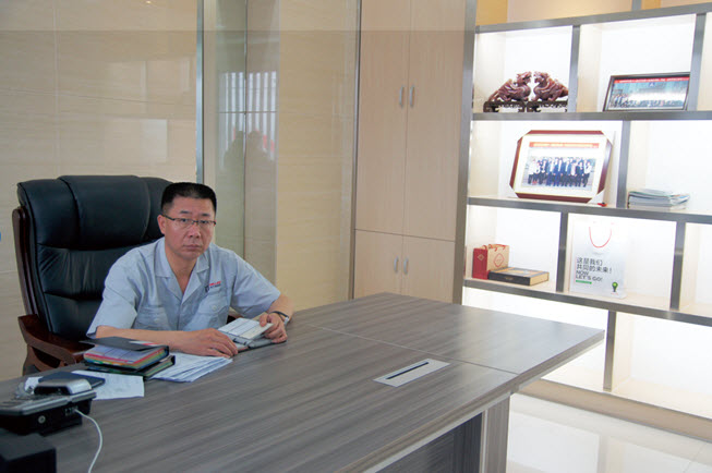 洲際傳媒：封總，您好。金力新能源材料科技有限公司作為河北省重點(diǎn)企業(yè)，得到了政府的大力支持。請(qǐng)您簡(jiǎn)單介紹一下公司的產(chǎn)品、規(guī)模及發(fā)展歷程。