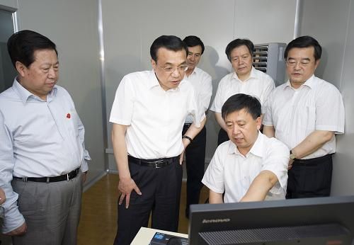     這是6月7日，李克強在邯鄲環(huán)境監(jiān)測站聽取工作人員介紹情況。新華社記者 黃敬文 攝