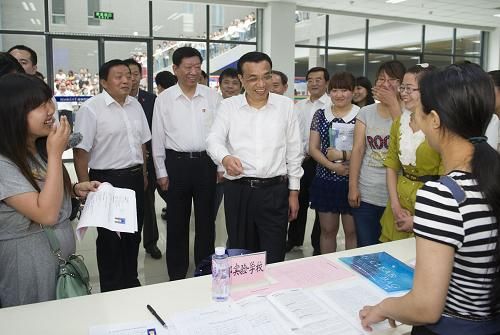     6月7日至8日，中共中央政治局常委、國務院總理李克強到河北邯鄲、邢臺、石家莊考察。這是6月8日，李克強來到河北師范大學了解大學生就業(yè)情況。新華社記者 黃敬文 攝