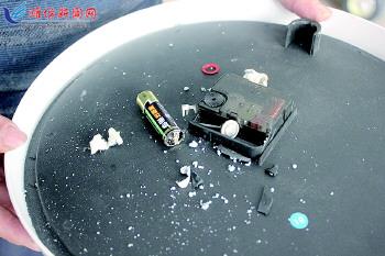 發(fā)生爆炸的“南孚電池”和被炸毀的鐘表。