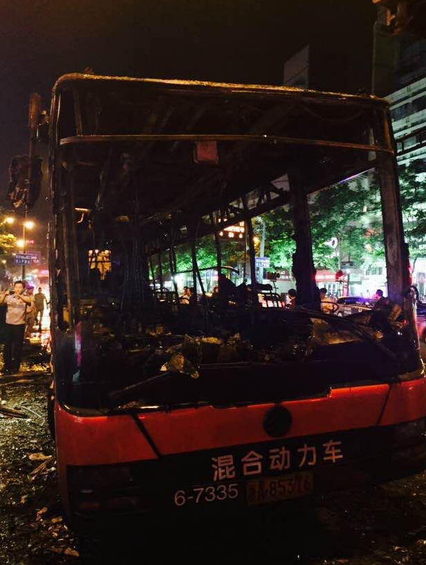 杭州鬧市區(qū)一輛混合動力公交車起火 致9人受傷