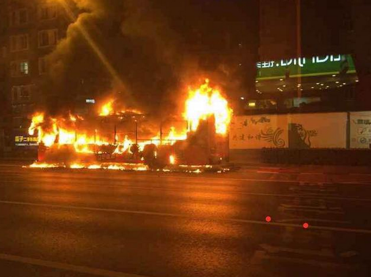 杭州鬧市區(qū)一輛混合動力公交車起火 致9人受傷