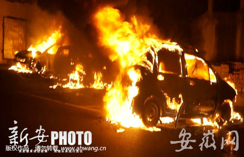 安徽合肥一小區(qū)充電電動車突起火 殃及兩輛轎車被燒毀