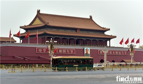 從天安門前經(jīng)過(guò)的銀窿純電動(dòng)公交車。