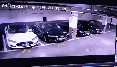 針對(duì)上海特斯拉爆燃，馬斯克連發(fā)三條推文，吐槽媒體，推卸責(zé)任