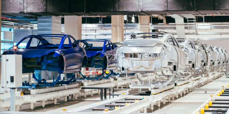 上海特斯拉超級工廠全面恢復生產 新車源源不斷拉出廠區