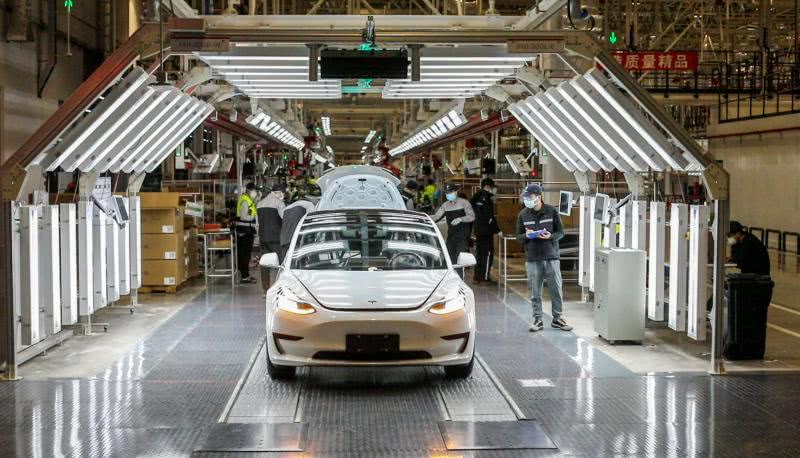 上海特斯拉超級工廠全面恢復生產 新車源源不斷拉出廠區