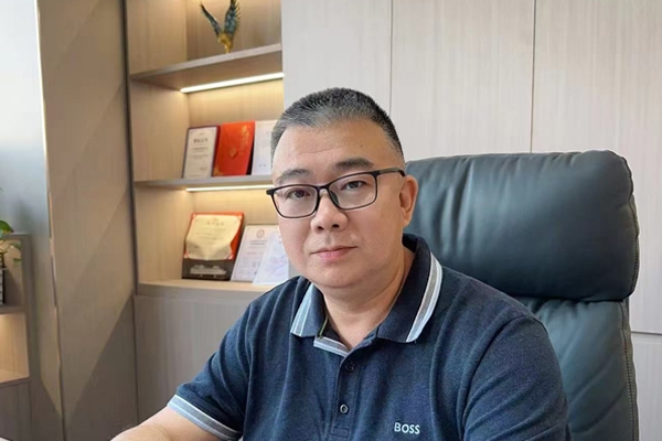 博鈉新能源石堅：祝愿大家新年快樂，家庭幸福！