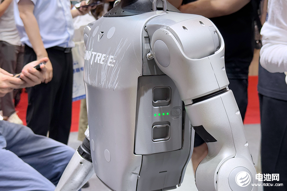 宇樹科技人形機器人電池倉