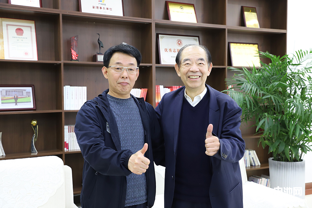 中關(guān)村新型電池技術(shù)創(chuàng)新聯(lián)盟理事長/中國電池網(wǎng)、海融網(wǎng)創(chuàng)始人于清教（左）對話多氟多董事長李世江（右）
