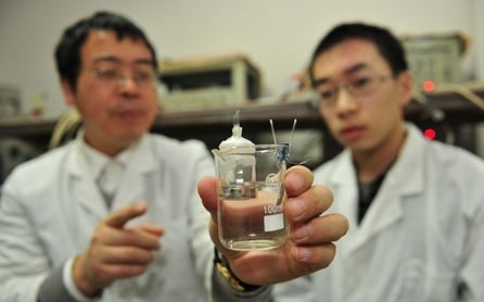 復(fù)旦大學(xué)研發(fā)水鋰電充電十幾秒汽車可行400公里