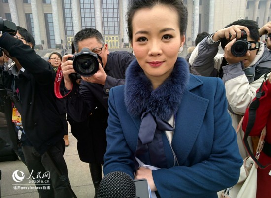 圖為用Google眼鏡拍攝的某媒體記者接受新華社等幾家媒體采訪現場。