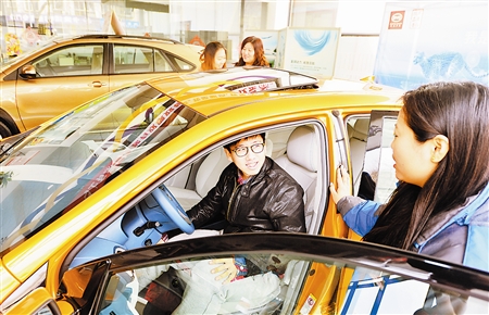 至2015年底，本市將推廣應(yīng)用1.2萬輛新能源汽車，創(chuàng)新電池和整車融資租賃等商業(yè)模式，帶動(dòng)新能源汽車產(chǎn)業(yè)加快發(fā)展，節(jié)能減排產(chǎn)生明顯實(shí)效。