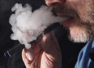 戒煙助手形似真煙  紐約、芝加哥開禁電子煙 