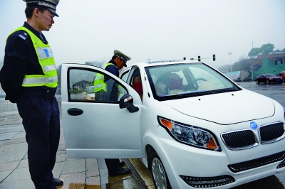 低速電動汽車該禁還是該放？一刀切監管做法不妥
