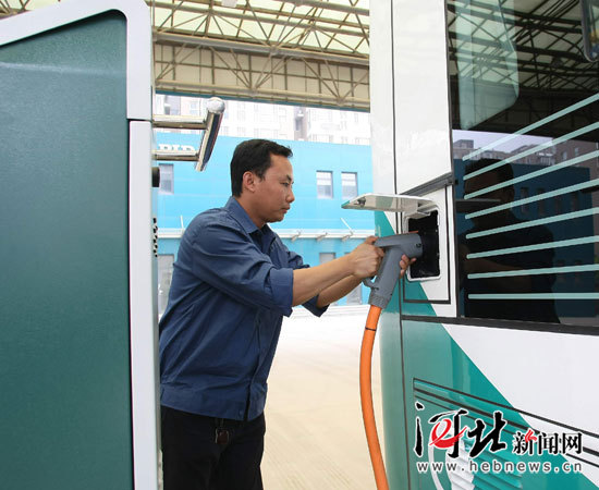 河北首座新能源車充電站為純電動公交車試充電