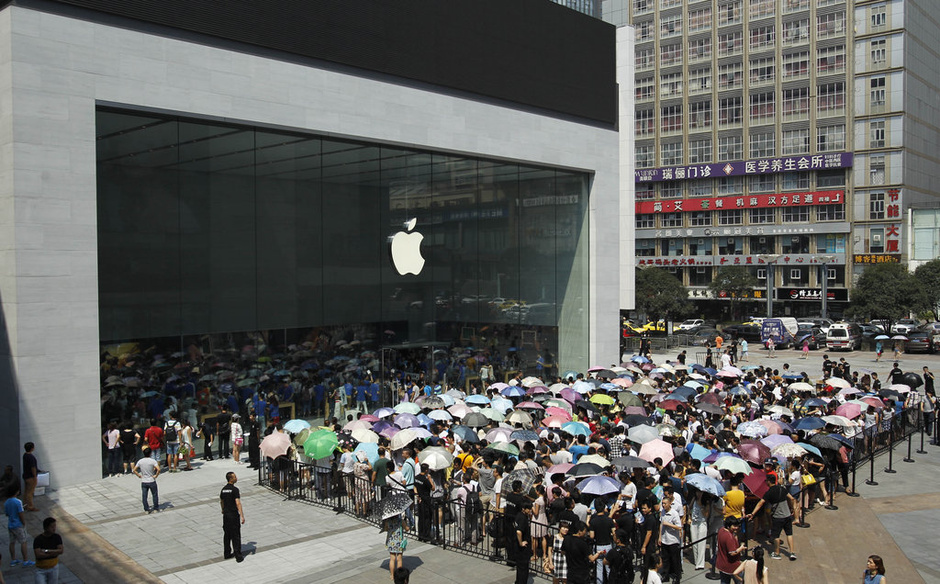 apple雄起！重慶首家蘋果直營開幕三千人排隊(duì)搶購