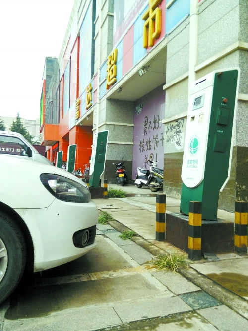 三門峽超市門口的停車場(chǎng)，高鐵站前的停車場(chǎng)，都建了充電樁