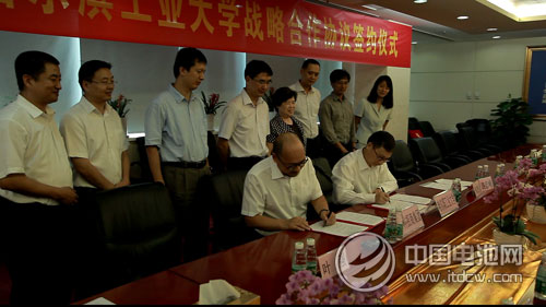 中科招商董事長單祥雙和哈工大副校長韓杰才在戰(zhàn)略合作協(xié)議上簽字