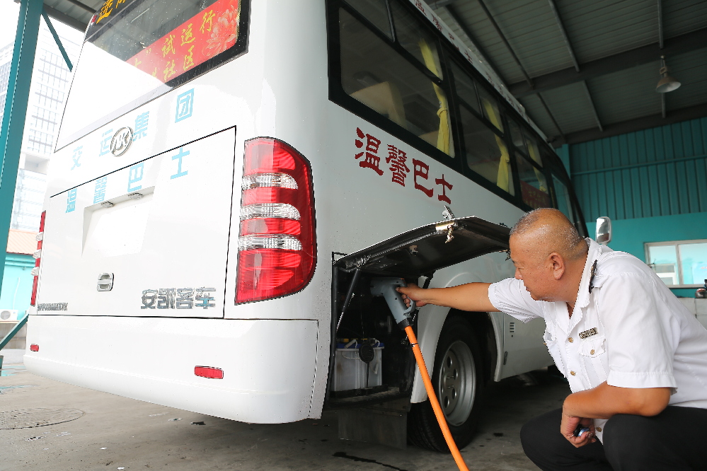 青島最大規模充電群 車檔式終端手機操控