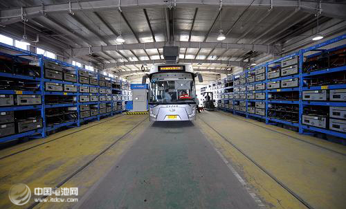 電動(dòng)汽車的充電難題：充電站還是換電池？