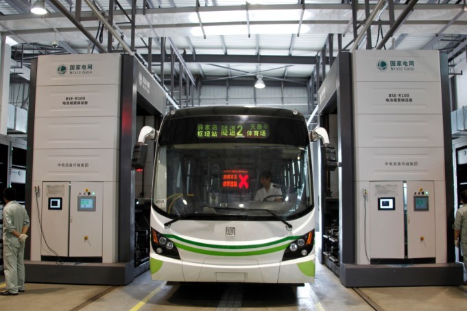 力神電池驅(qū)動(dòng)青島綠色公交 機(jī)器人換電池只需6分鐘