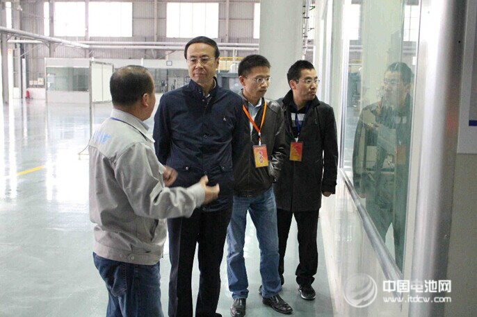 中國科學院萬立駿院士攜研究團隊郭玉國、曹安民及嚴會娟等研究員一行蒞臨成都興能新材料有限公司進行調研指導，并作學術報告和技術交流。