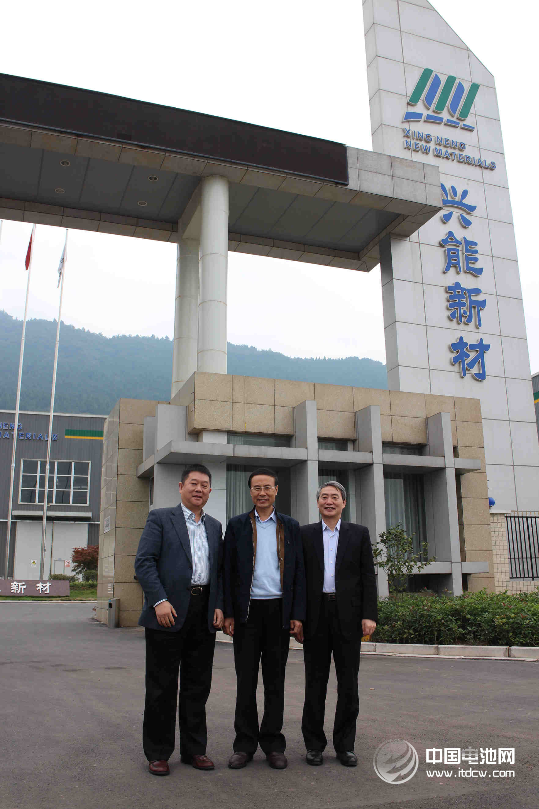 中國科學院萬立駿院士攜研究團隊郭玉國、曹安民及嚴會娟等研究員一行蒞臨成都興能新材料有限公司進行調研指導，并作學術報告和技術交流。