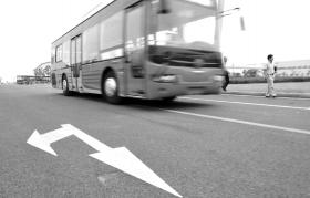 南車混合動(dòng)力公交車。