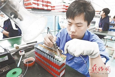 多氟多化工股份有限公司新能源科技有限公司電池組裝車間工人正在組裝電池。劉金元