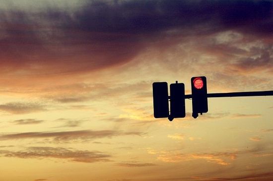 沒(méi)有法律保障 不敢輕易上路：無(wú)人駕駛汽車(chē)苦等“綠燈”