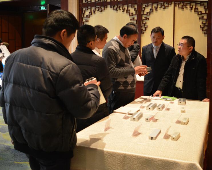 眾多參會企業(yè)代表對天寶現(xiàn)場展示的LED驅動電源產(chǎn)品表現(xiàn)出濃厚的興趣 