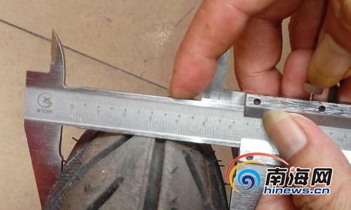 執(zhí)法人員突擊檢查，測量一待售電動車輪胎超出國標