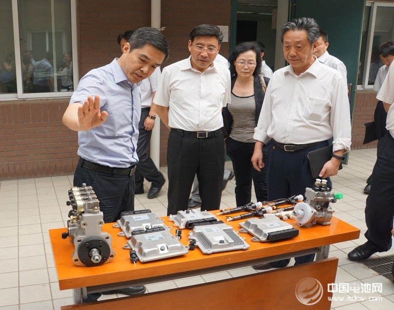 工信部部長苗圩參觀億華通燃料電池發動機等產品