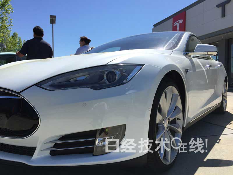 親身感受特斯拉的“車非車，而是計算機(jī)”