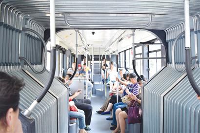 青島18米長(zhǎng)雙源電車運(yùn)行 邊行駛邊給電池充電