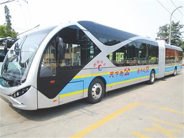 青島18米長(zhǎng)雙源電車運(yùn)行 邊行駛邊給電池充電
