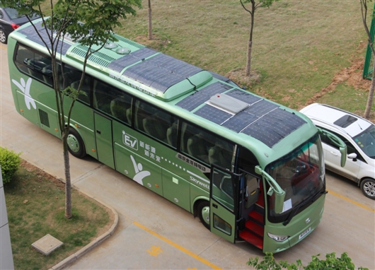 國內首款太陽能電動大巴在南京上路 邊開邊充電