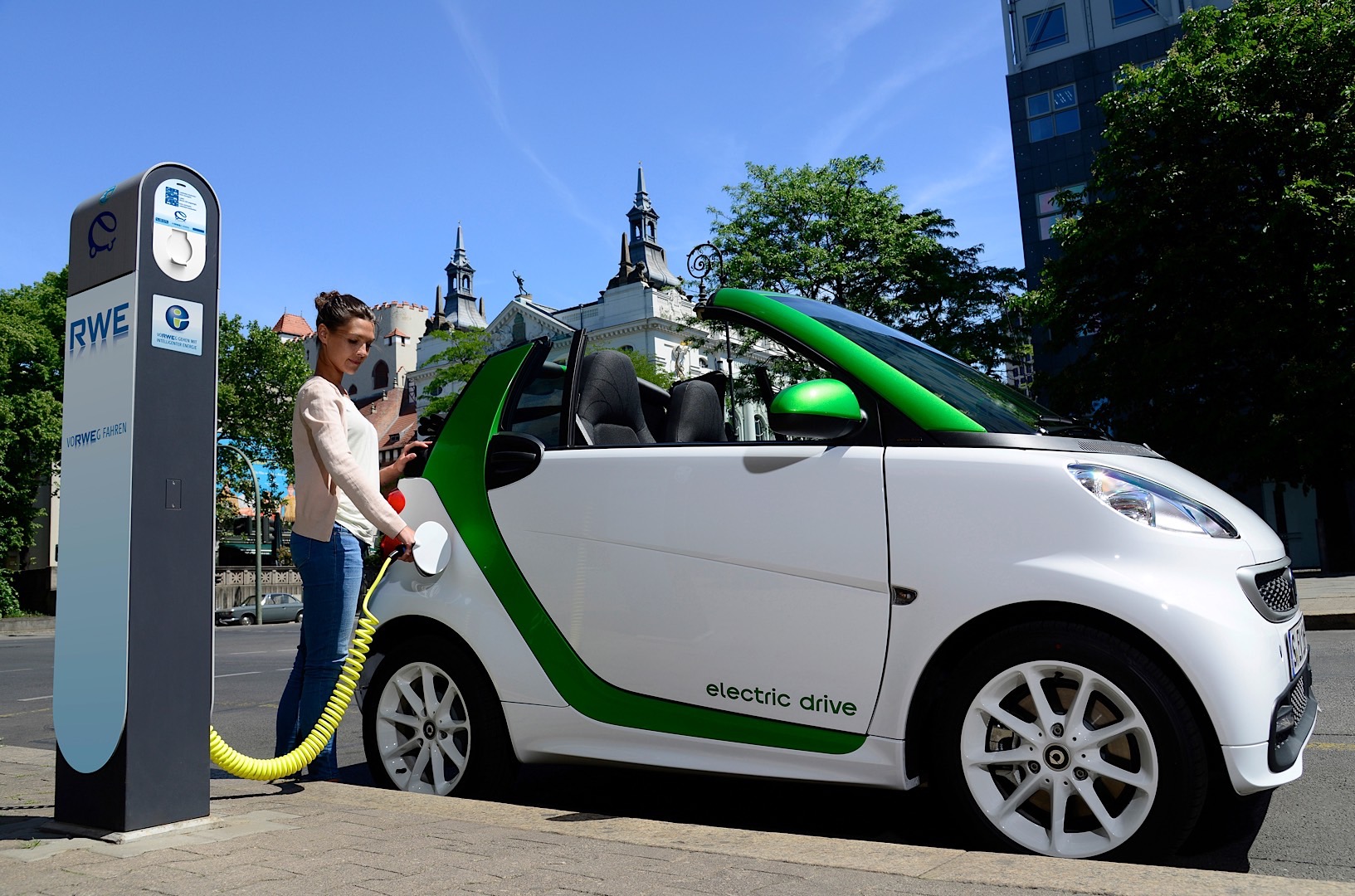 國家能源局：盡快實現新能源汽車充電標準全國統一