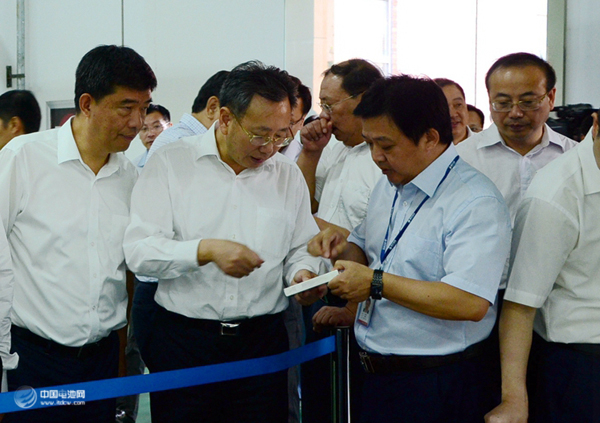 國軒高科總裁方建華正在向省委常委、副省長陳樹?。ㄗ蠖┙榻B我公司電池產(chǎn)品