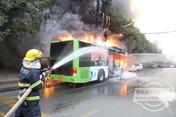 湖北咸寧一輛新能源公交自燃點(diǎn)著路邊變壓器 車(chē)價(jià)百萬(wàn)