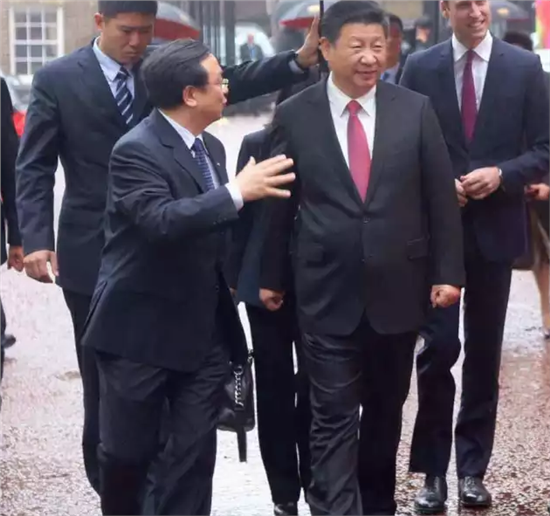 比亞迪董事長(zhǎng)王傳福向習(xí)近平主席匯報(bào)