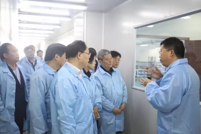 妙盛動(dòng)力總裁邱則有向湖南副省長(zhǎng)張劍飛一行介紹鋰電池生產(chǎn)工藝流程