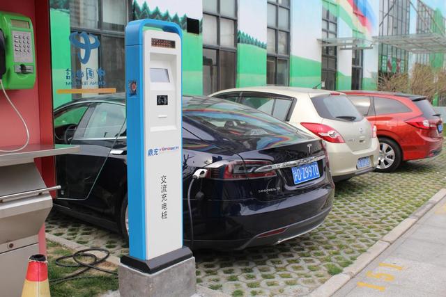 新能源車產(chǎn)量持續(xù)高增長 充電樁設施業(yè)有望爆發(fā)