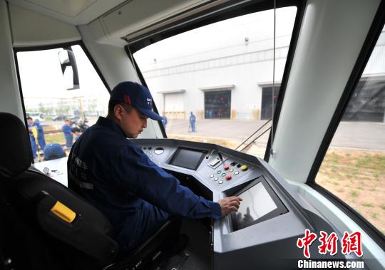 圖為電車駕駛艙。　翟羽佳 攝