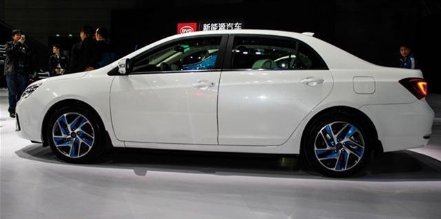 今年北京車展亮相的比亞迪秦100展車，換上了新造型輪轂