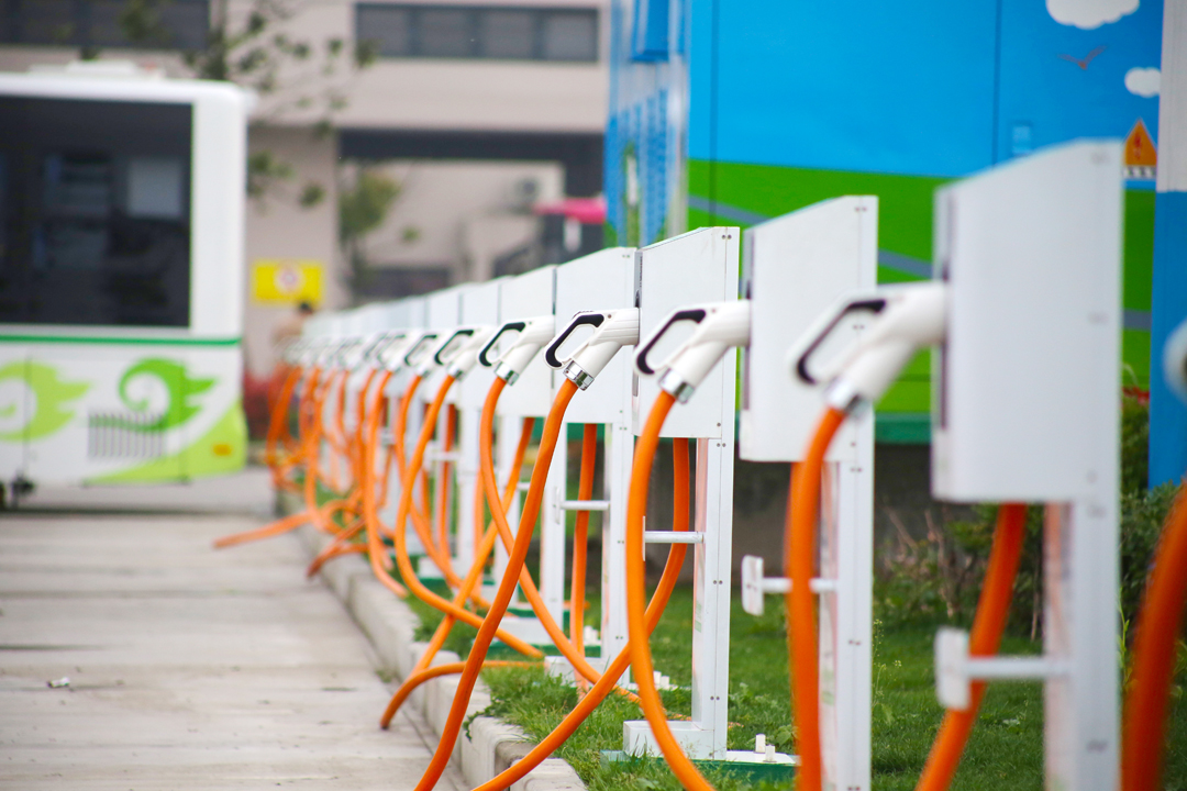 新能源汽車產(chǎn)銷繼續(xù)高增長 多部委推動(dòng)充電樁建設(shè)