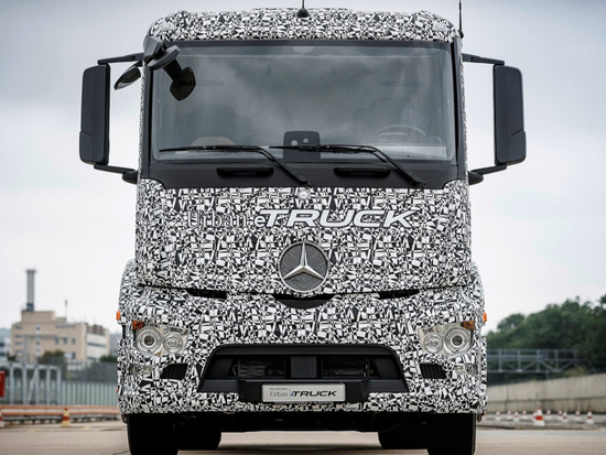 戴姆勒推出電動(dòng)版載重卡車 一次充電續(xù)航200公里